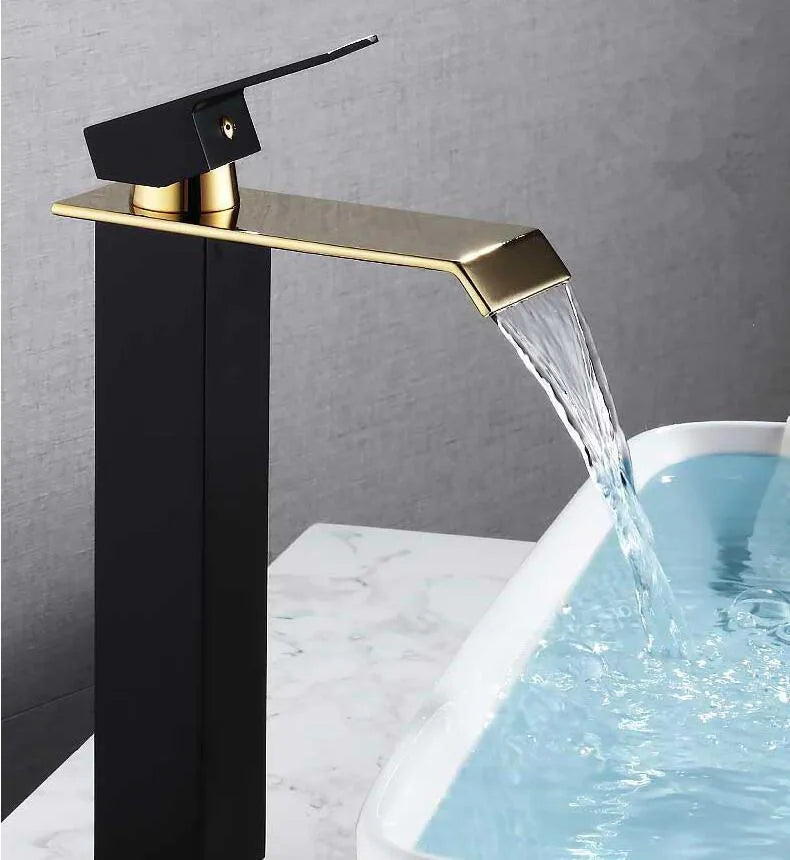 Robinet de salle de bain pour lavabo carré et moderne avec finitions dorées