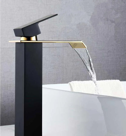 Robinet de salle de bain pour lavabo carré et moderne avec finitions dorées