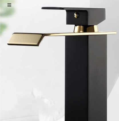 Robinet de salle de bain pour lavabo carré et moderne avec finitions dorées