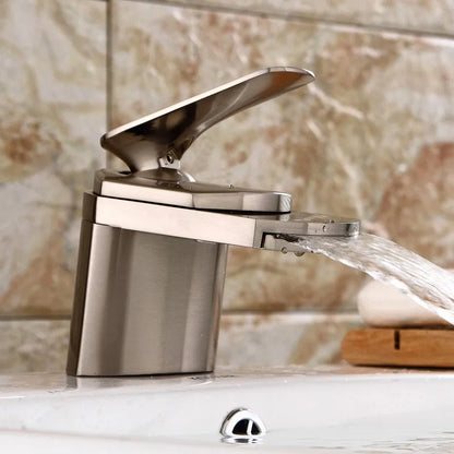 Robinet de lavabo pour salle de bain large avec design de cascade