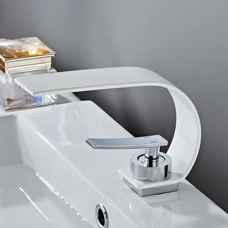 Robinet de lavabo pour salle de bain plat et incurvé