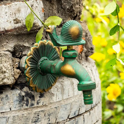 Robinet extérieur de jardin rétro avec décor de fleurs et d'animaux