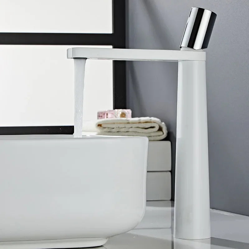 Robinet de salle de bain pour lavabo au design minimaliste et géométrique