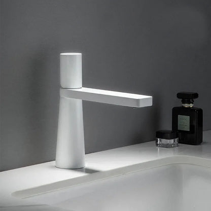 Robinet de salle de bain pour lavabo au design minimaliste et géométrique