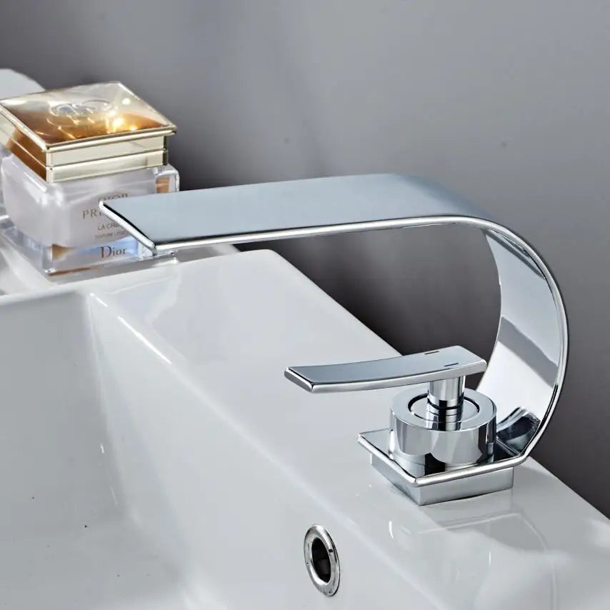 Robinet de lavabo pour salle de bain plat et incurvé