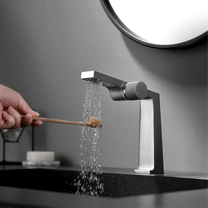 Robinet de salle de bain pour lavabo au design contemporain avec mitigeur