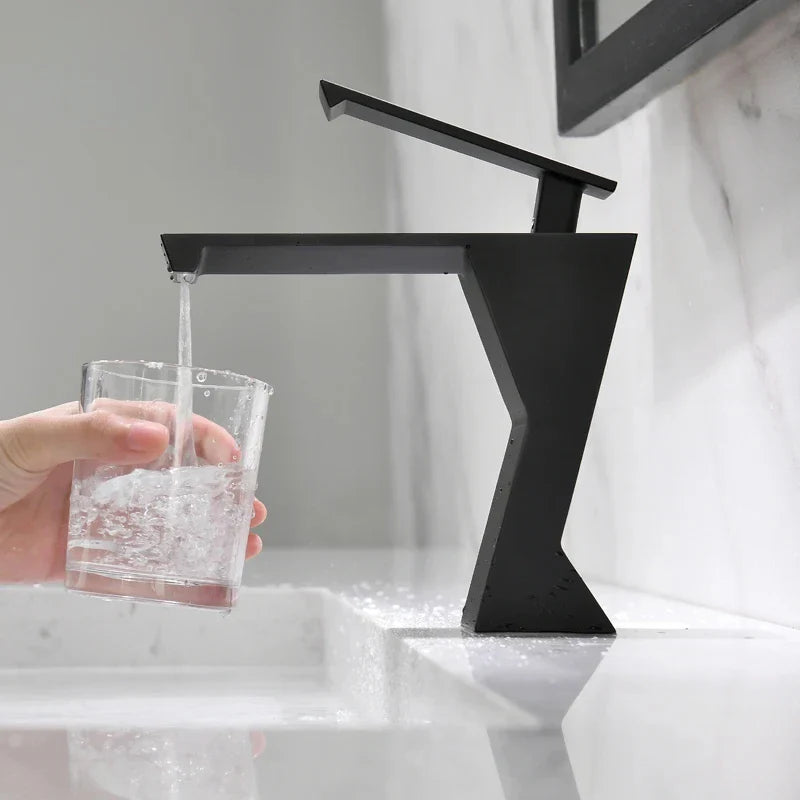 Robinet de lavabo pour salle de bain avec design géométrique et mitigeur