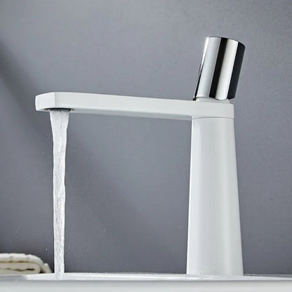 Robinet de salle de bain pour lavabo au design minimaliste et géométrique