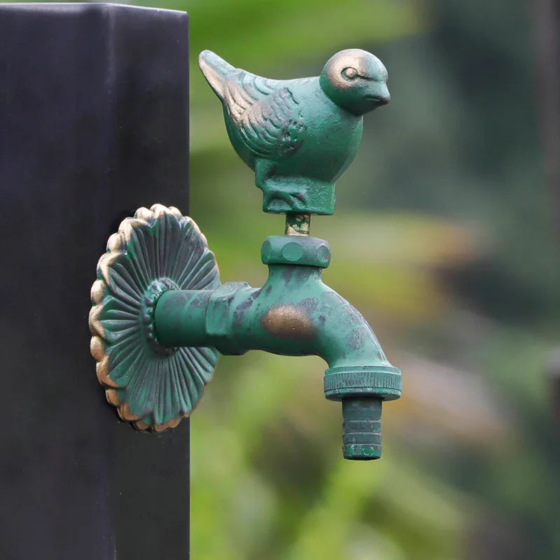 Robinet extérieur de jardin rétro avec décor de fleurs et d'animaux