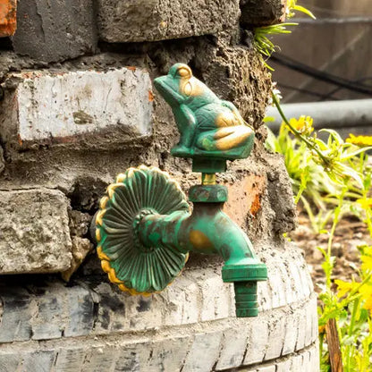 Robinet extérieur de jardin rétro avec décor de fleurs et d'animaux