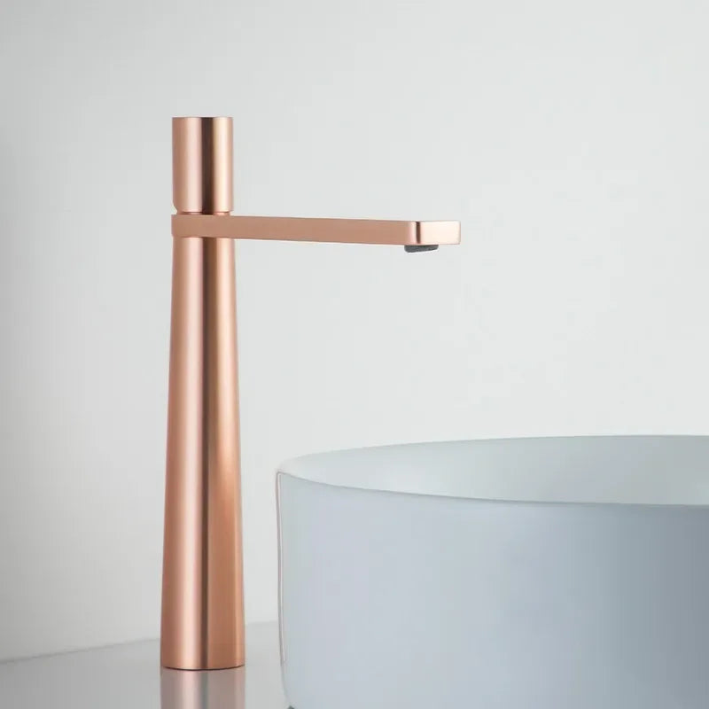 Robinet de salle de bain pour lavabo au design minimaliste et géométrique