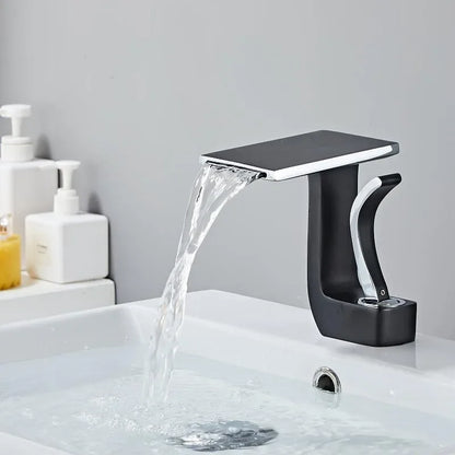 Robinet de lavabo pour salle de bain plat et géométrique avec design de mitigeur