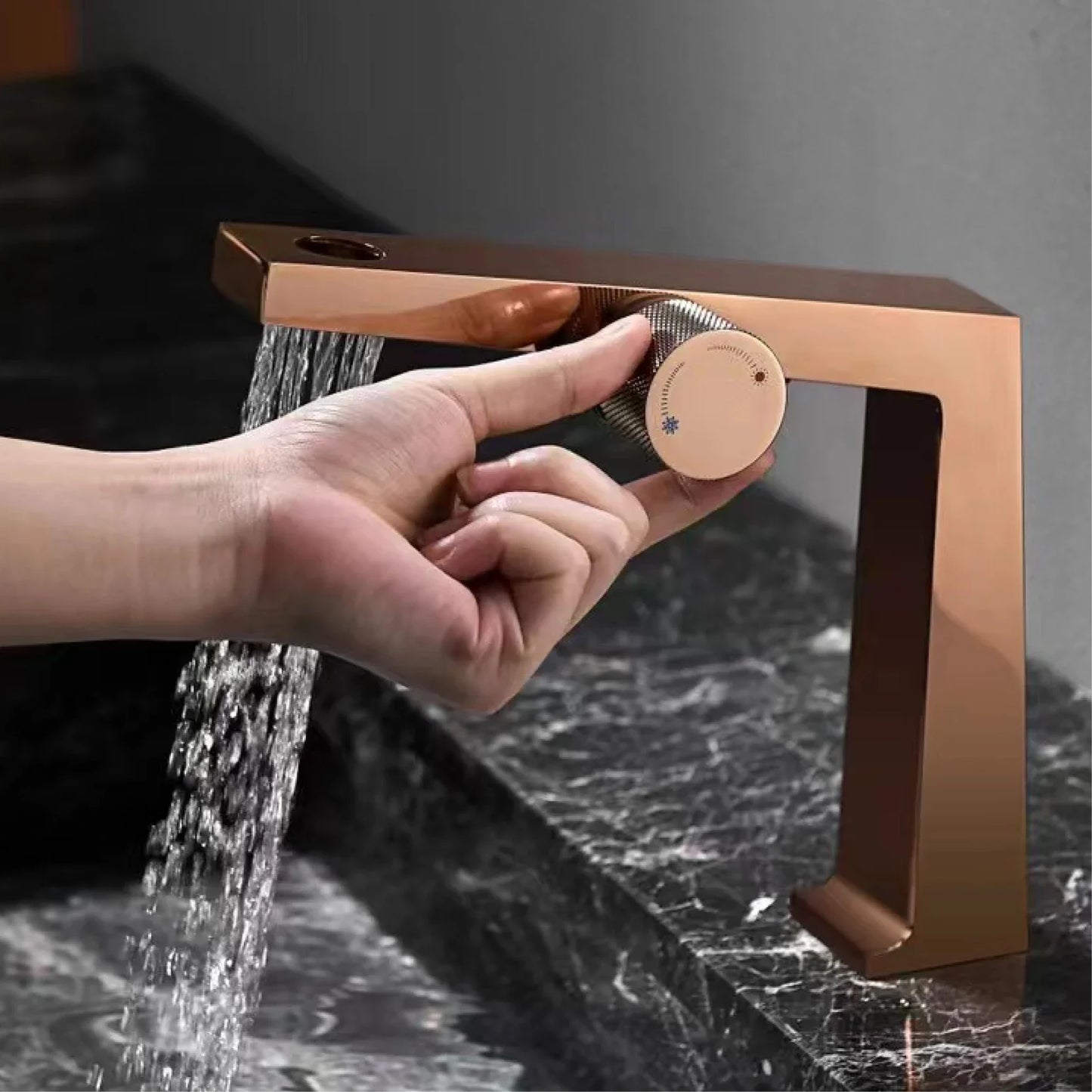 Robinet de salle de bain pour lavabo au design contemporain avec mitigeur