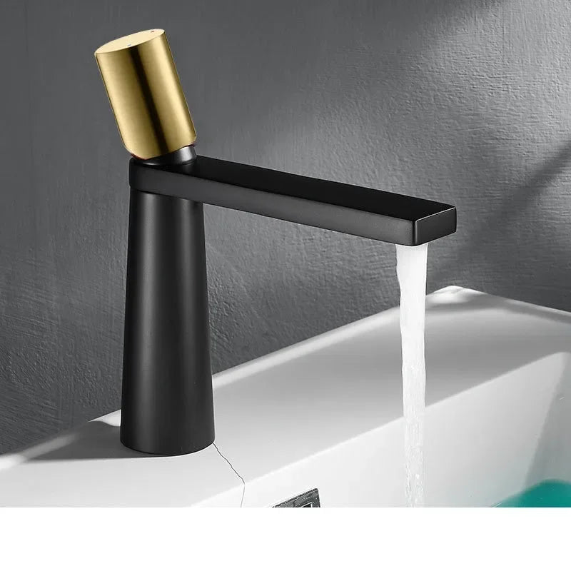 Robinet de salle de bain pour lavabo au design minimaliste et géométrique