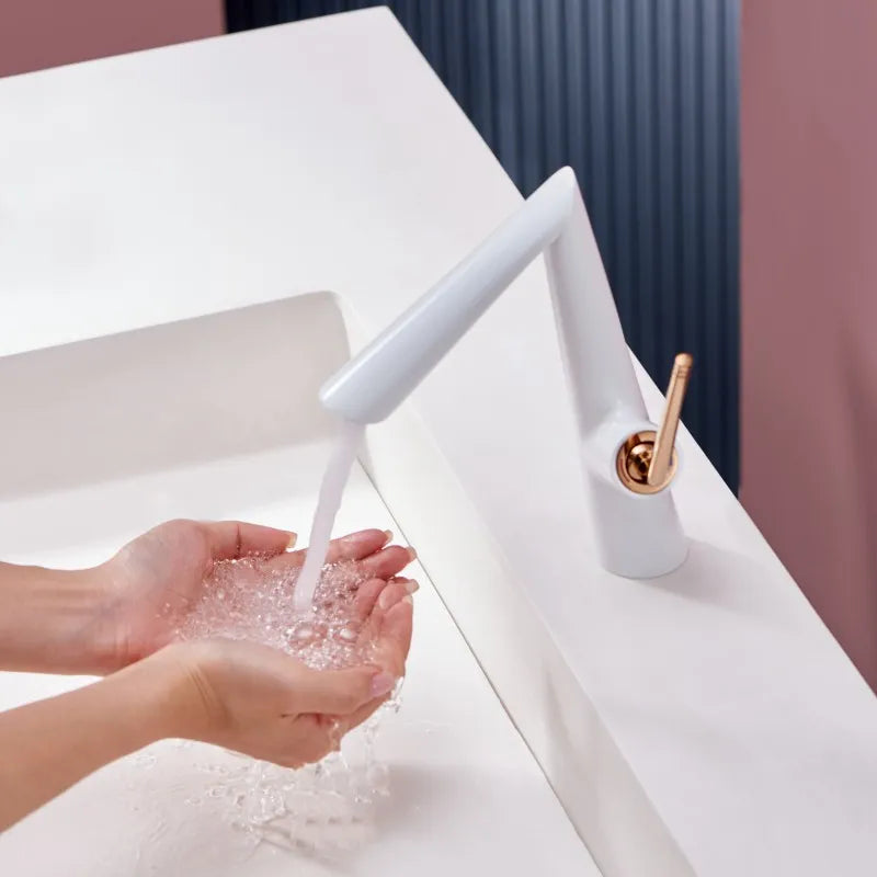 Robinet de lavabo pour salle de bain coudé